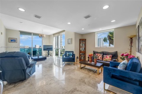 Condo in Hallandale Beach, Florida, 2 bedrooms  № 1945316 - photo 12