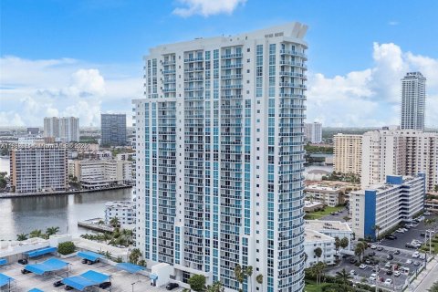 Condo in Hallandale Beach, Florida, 2 bedrooms  № 1945316 - photo 3