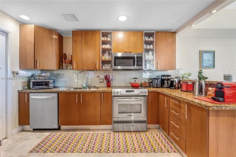 Condo in Hallandale Beach, Florida, 2 bedrooms  № 1945316 - photo 13