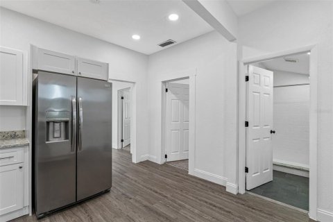 Immobilier commercial à vendre à Tampa, Floride: 4 chambres, 142.7 m2 № 2399495 - photo 4