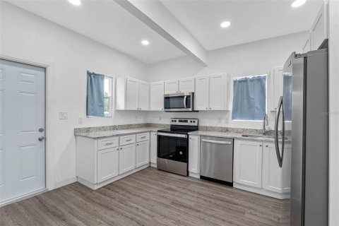 Immobilier commercial à vendre à Tampa, Floride: 4 chambres, 142.7 m2 № 2399495 - photo 7