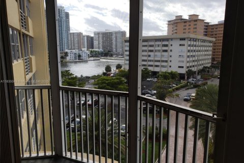 Copropriété à louer à Hallandale Beach, Floride: 2 chambres, 131.92 m2 № 1957426 - photo 4