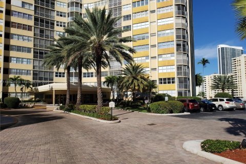Copropriété à louer à Hallandale Beach, Floride: 2 chambres, 131.92 m2 № 1957426 - photo 2