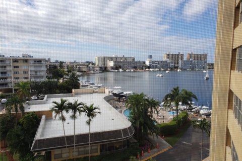 Copropriété à louer à Hallandale Beach, Floride: 2 chambres, 131.92 m2 № 1957426 - photo 9