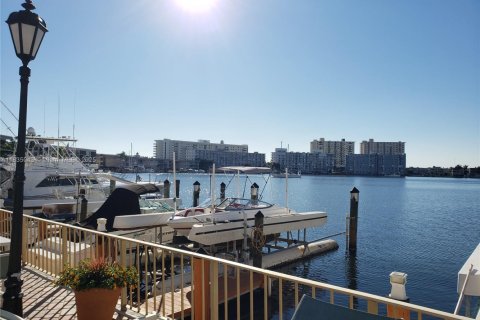 Copropriété à louer à Hallandale Beach, Floride: 2 chambres, 131.92 m2 № 1957426 - photo 1