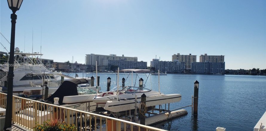 Condo à Hallandale Beach, Floride, 2 chambres  № 1957426