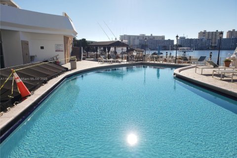 Copropriété à louer à Hallandale Beach, Floride: 2 chambres, 131.92 m2 № 1957426 - photo 3