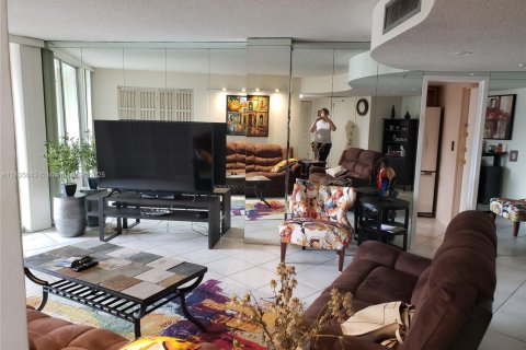 Copropriété à louer à Hallandale Beach, Floride: 2 chambres, 131.92 m2 № 1957426 - photo 6