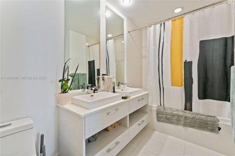 Condominio en venta en Miami, Florida, 1 dormitorio, 79.25 m2 № 2091217 - foto 10