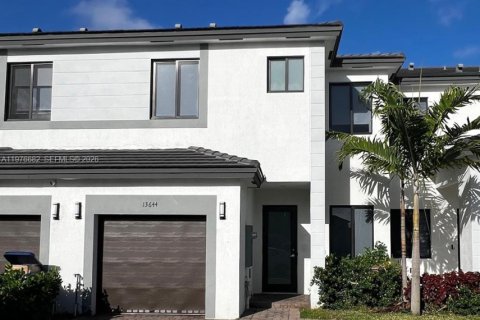 Townhouse in Miami, Florida 3 bedrooms, 169.45 sq.m. № 2040645