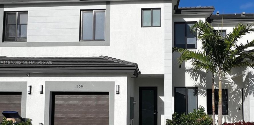 Townhouse in Miami, Florida 3 bedrooms, 169.45 sq.m. № 2040645