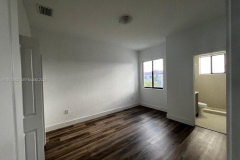 Townhouse in Miami, Florida 3 bedrooms, 169.45 sq.m. № 2040645 - photo 8