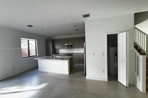 Townhouse in Miami, Florida 3 bedrooms, 169.45 sq.m. № 2040645 - photo 3