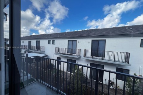 Townhouse in Miami, Florida 3 bedrooms, 169.45 sq.m. № 2040645 - photo 2