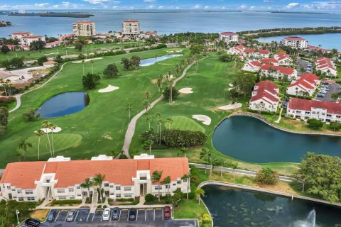 Condo in Saint Petersburg, Florida, 2 bedrooms  № 1690356 - photo 1
