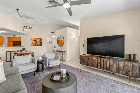 Condo in Saint Petersburg, Florida, 2 bedrooms  № 1690356 - photo 11