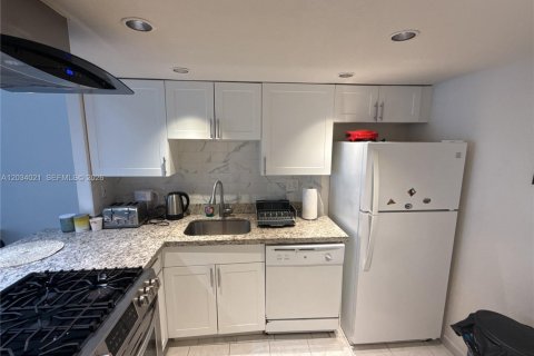 Condo in Hallandale Beach, Florida, 1 bedroom № 2252958 - photo 4