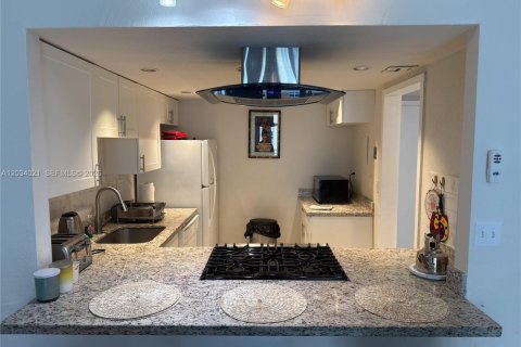Condo in Hallandale Beach, Florida, 1 bedroom № 2252958 - photo 6