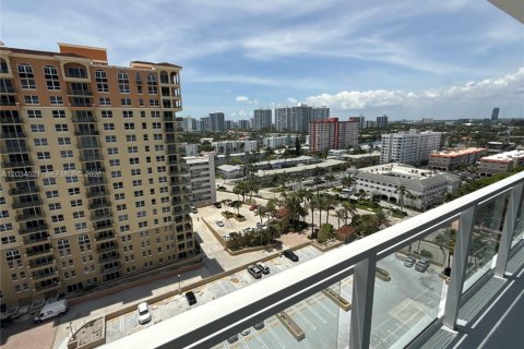Condo in Hallandale Beach, Florida, 1 bedroom № 2252958 - photo 18