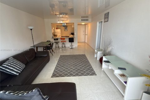 Condo in Hallandale Beach, Florida, 1 bedroom № 2252958 - photo 2