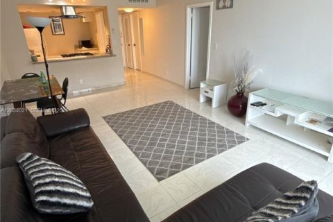 Condo in Hallandale Beach, Florida, 1 bedroom № 2252958 - photo 9