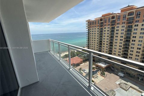 Condo in Hallandale Beach, Florida, 1 bedroom № 2252958 - photo 17