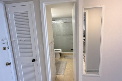 Condo in Hallandale Beach, Florida, 1 bedroom № 2252958 - photo 10