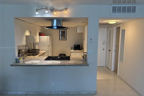 Condo in Hallandale Beach, Florida, 1 bedroom № 2252958 - photo 5