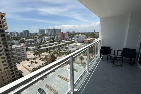 Condo in Hallandale Beach, Florida, 1 bedroom № 2252958 - photo 16