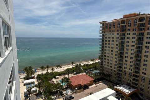 Condo in Hallandale Beach, Florida, 1 bedroom № 2252958