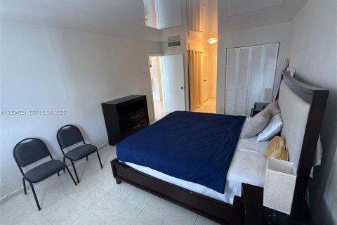 Condo in Hallandale Beach, Florida, 1 bedroom № 2252958 - photo 11