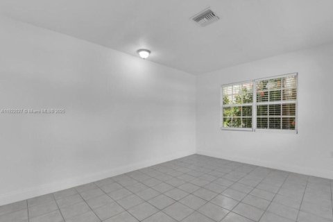 Casa en venta en Fort Myers, Florida, 3 dormitorios № 1975947 - foto 19