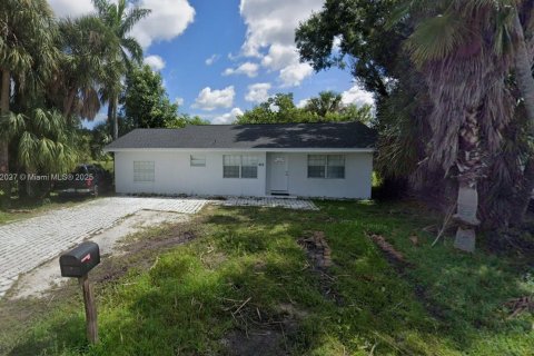 Casa en venta en Fort Myers, Florida, 3 dormitorios № 1975947 - foto 2