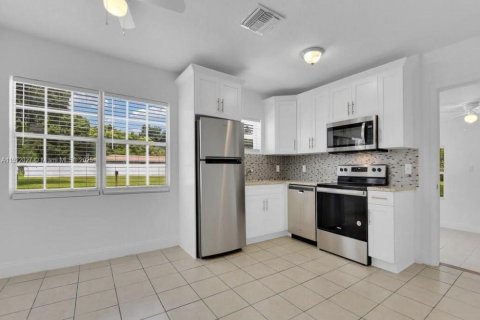 Casa en venta en Fort Myers, Florida, 3 dormitorios № 1975947 - foto 9