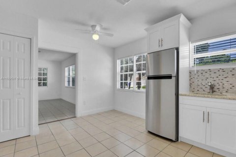 Casa en venta en Fort Myers, Florida, 3 dormitorios № 1975947 - foto 10