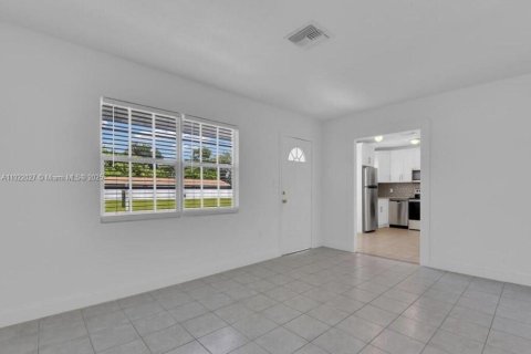 Casa en venta en Fort Myers, Florida, 3 dormitorios № 1975947 - foto 18