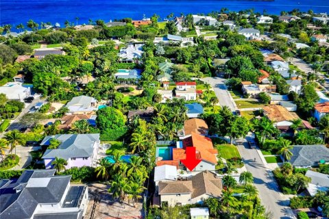 House in West Palm Beach, Florida 5 bedrooms, 241.08 sq.m. № 720805 - photo 1