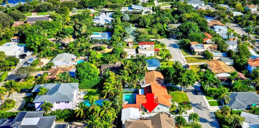 House in West Palm Beach, Florida 5 bedrooms, 241.08 sq.m. № 720805