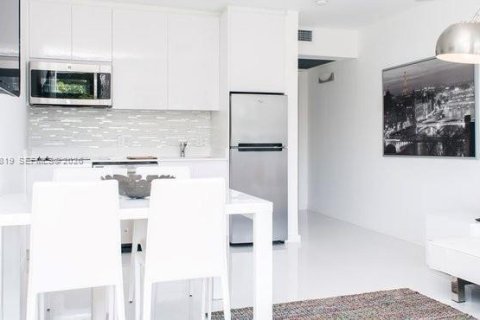 Condo in Miami Beach, Florida, 1 bedroom  № 2048985 - photo 5