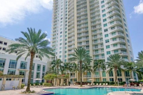 Condo in Hallandale Beach, Florida, 2 bedrooms  № 1929317 - photo 2