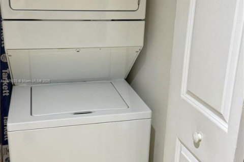 Condo in Hallandale Beach, Florida, 2 bedrooms  № 1929317 - photo 12