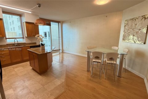 Condo in Hallandale Beach, Florida, 2 bedrooms  № 1929317 - photo 5
