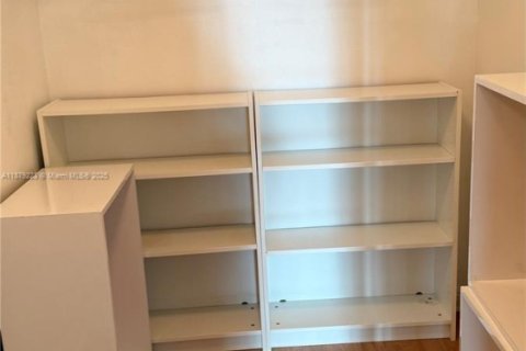 Condo in Hallandale Beach, Florida, 2 bedrooms  № 1929317 - photo 11