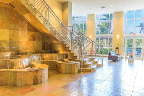 Condo in Hallandale Beach, Florida, 2 bedrooms  № 1929317 - photo 3