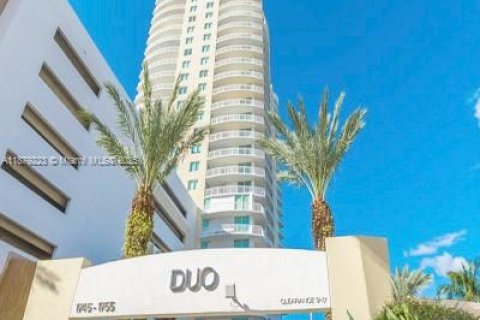 Condo in Hallandale Beach, Florida, 2 bedrooms  № 1929317 - photo 1