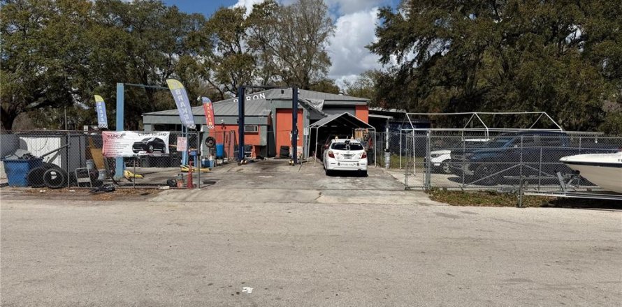 Commercial property in Kissimmee, Florida № 2095683