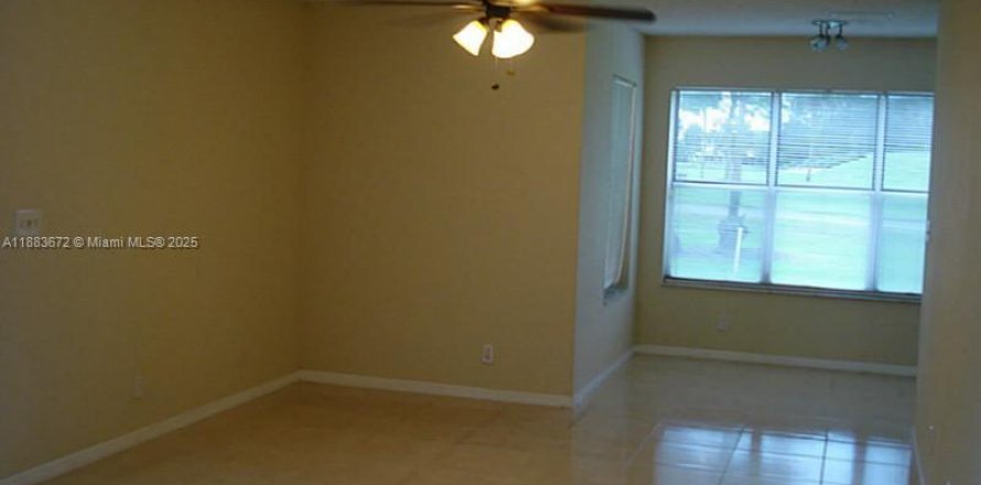 Кондоминиум с 2 спальнями в Маргит, Флорида № 1929947