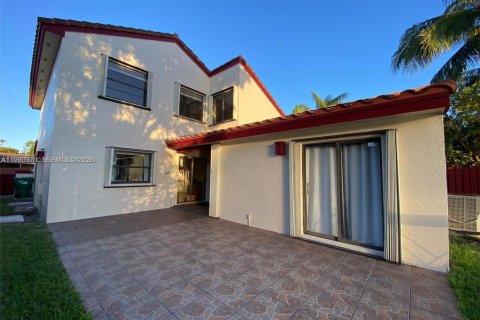 Villa ou maison à louer à Hialeah, Floride: 3 chambres, 187.94 m2 № 2055731 - photo 3