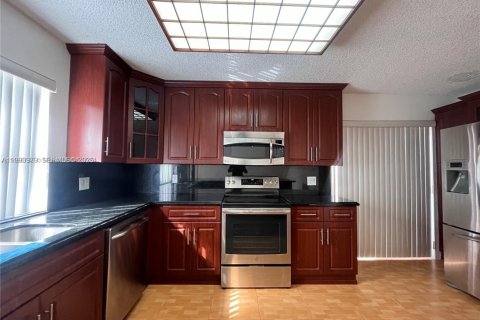 Villa ou maison à louer à Hialeah, Floride: 3 chambres, 187.94 m2 № 2055731 - photo 8