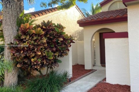 Villa ou maison à louer à Hialeah, Floride: 3 chambres, 187.94 m2 № 2055731 - photo 2